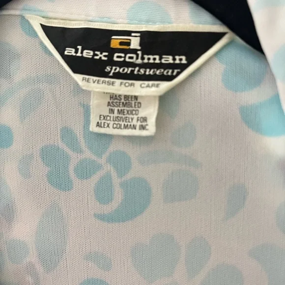 vintage button up. No flaws. Soft and lightweight. Fits like a M/L. - Picture 6 of 6